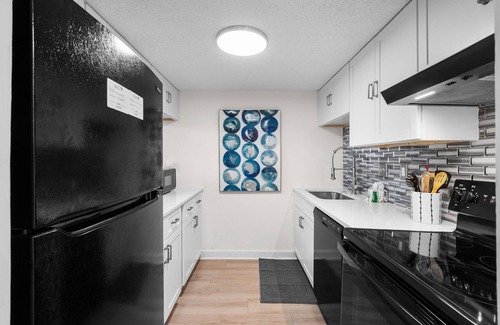 Myrtle Beach Condominio | Holiday Towers 602 - Near Ocean!