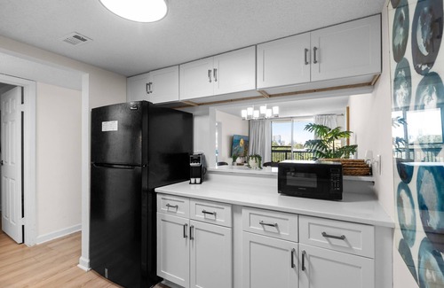 Myrtle Beach Condominio | Holiday Towers 602 - Near Ocean!