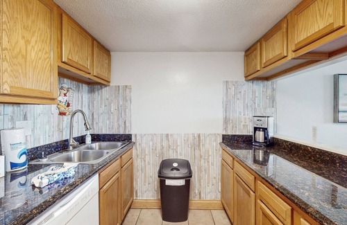 Myrtle Beach Condominio | Holiday Towers condo with ample amenities & steps from the beach