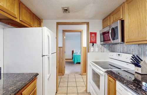 Myrtle Beach Condominio | Holiday Towers condo with ample amenities & steps from the beach