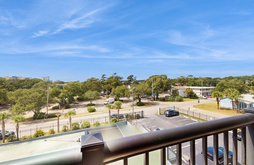Myrtle Beach Condominio | Holiday Towers condo with ample amenities & steps from the beach