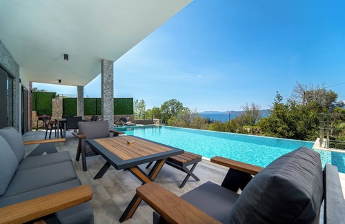 Faralya Villa | Holiday villa for 8people with 4 bedrooms, heated indoor pool, sauna and jacuzzi