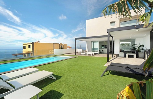 Adeje Villa | Villa de vacaciones 'Tulio Homme 2' con vistas al mar, piscina privada y Wi-Fi