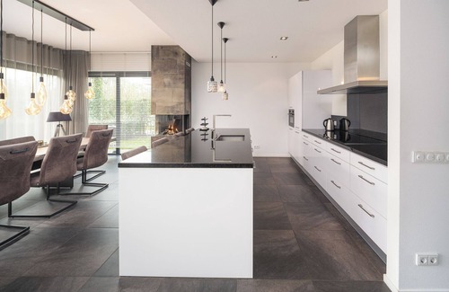 Zeewolde Casa | Holiday villa Water no. 336 | Luxury 10-person villa with Jacuzzi, Barrel Sauna and private jetty. Spacious garden with lots of privacy, large balcony and pet friendly. Located at Villa Resort Harderwold, near Harderwijk and the Veluwemeer!