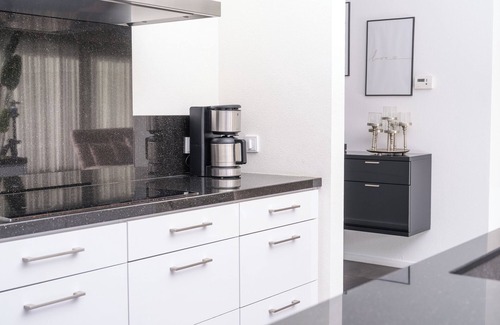 Zeewolde Casa | Holiday villa Water no. 336 | Luxury 10-person villa with Jacuzzi, Barrel Sauna and private jetty. Spacious garden with lots of privacy, large balcony and pet friendly. Located at Villa Resort Harderwold, near Harderwijk and the Veluwemeer!