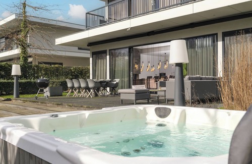 Zeewolde Casa | Holiday villa Water no. 336 | Luxury 10-person villa with Jacuzzi, Barrel Sauna and private jetty. Spacious garden with lots of privacy, large balcony and pet friendly. Located at Villa Resort Harderwold, near Harderwijk and the Veluwemeer!