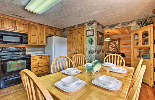 Gatlinburg - Pigeon Forge Cabina | ¡¡NUEVO!! Vistas a la montaña, bañera de hidromasaje, 2 camas King size, WiFi, caminos seguros, estacionamiento cubierto