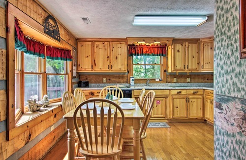 Gatlinburg - Pigeon Forge Cabina | ¡¡NUEVO!! Vistas a la montaña, bañera de hidromasaje, 2 camas King size, WiFi, caminos seguros, estacionamiento cubierto