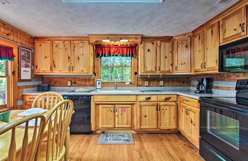 Gatlinburg - Pigeon Forge Cabina | ¡¡NUEVO!! Vistas a la montaña, bañera de hidromasaje, 2 camas King size, WiFi, caminos seguros, estacionamiento cubierto
