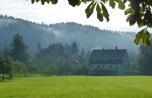 Winterstetten Apartamento | Vacaciones en el elegante apartamento "Kuhstall" en el pueblo de fabricación de vidrio de Schmidsfelden