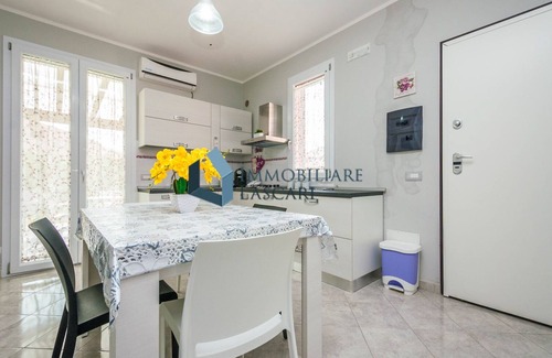Gorgo Lungo Villa | Vacaciones en Villa con acceso directo a la playa, capacidad para 6 personas en colores vivos.