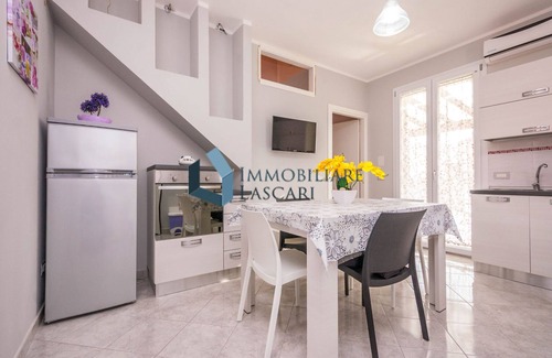 Gorgo Lungo Villa | Vacaciones en Villa con acceso directo a la playa, capacidad para 6 personas en colores vivos.