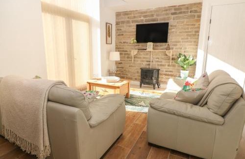 Hollow Meadows Casa | Holly Cottage