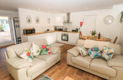 Hollow Meadows Casa | Holly Cottage