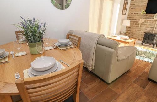 Hollow Meadows Casa | Holly Cottage