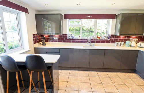 Holton Le Clay Casa | HOLLY COTTAGE, pet friendly, with hot tub in Wragby