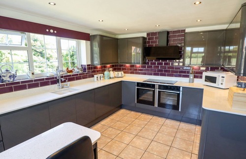Holton Le Clay Casa | HOLLY COTTAGE, pet friendly, with hot tub in Wragby