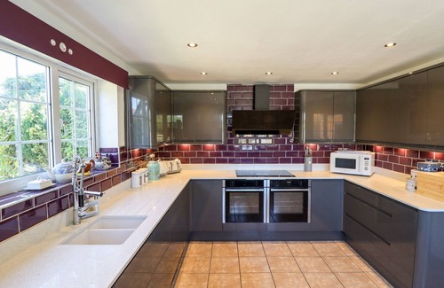 Holton Le Clay Casa | HOLLY COTTAGE, pet friendly, with hot tub in Wragby