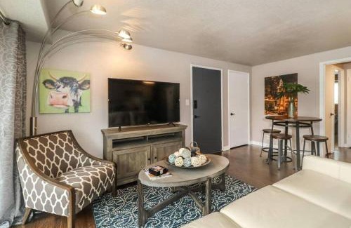 West Plaza Casa | HOLLY FIRST FLOOR 2 King Beds