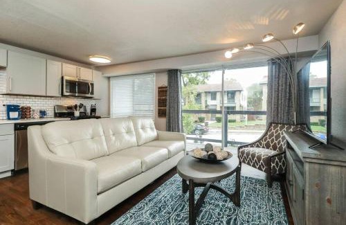 West Plaza Casa | HOLLY FIRST FLOOR 2 King Beds