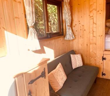 Crick Otro | Holly Hut Farm Stay with Hot Tub