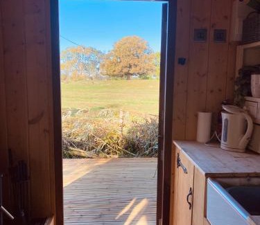 Crick Otro | Holly Hut Farm Stay with Hot Tub