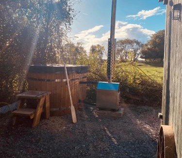 Crick Otro | Holly Hut Farm Stay with Hot Tub