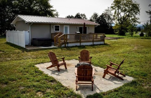 Luray Cabaña | Holly Tree Retreat Located In Beautiful Luray, VA