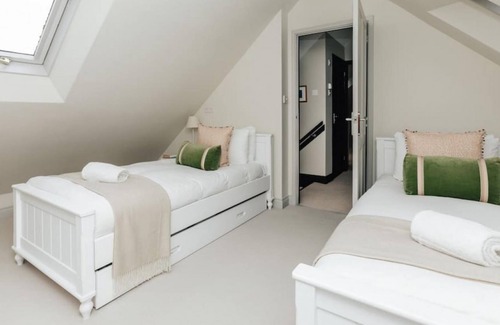 Turville Casa | Hollyhock Lodge in Southend