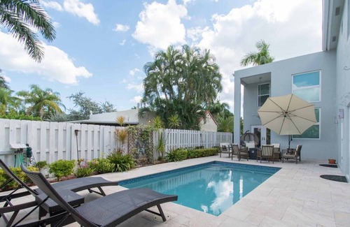 Hollywood Lakes Cabaña | Hollywood Dream House - 5 Bedroom with Heated Pool