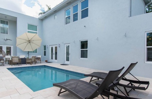 Hollywood Lakes Cabaña | Hollywood Dream House - 5 Bedroom with Heated Pool
