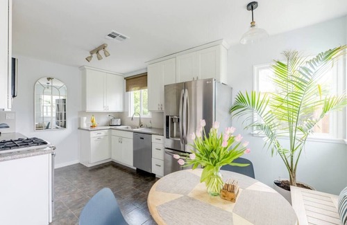 North Hollywood Casa | Hollywood Garden/Mid-Century Home close to Universal Studios