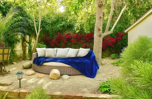 La Brea Cabaña | Hollywood Hills Guest House+Views+Outdoor Patio+Garden+Free Street Parking