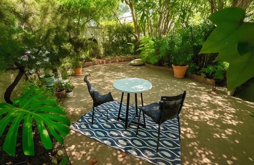 La Brea Cabaña | Hollywood Hills Guest House+Views+Outdoor Patio+Garden+Free Street Parking
