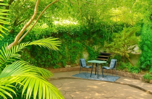 La Brea Cabaña | Hollywood Hills Guest House+Views+Outdoor Patio+Garden+Free Street Parking