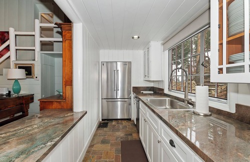 Crestline Cabina | Hollywood History-Shirley Temple's Hillside Cabin