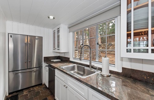 Crestline Cabina | Hollywood History-Shirley Temple's Hillside Cabin