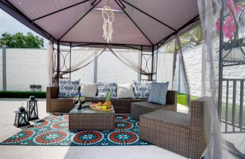 Boulevard Heights Casa | Hollywood Home w Pool Jacuzzi BBQ and Pool Table