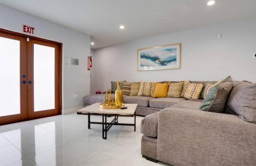 Boulevard Heights Casa | Hollywood Home w Pool Jacuzzi BBQ and Pool Table