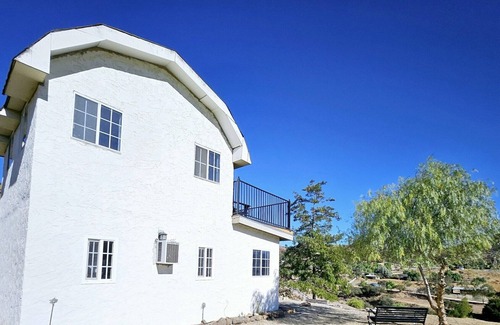 Santa Clarita Casa | Hollywood Producer’s Secluded 5 Acre Country Estate - Guest House