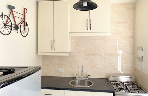 Hollywood Apartamento | Hollywood Studio Apartment with AC - Central Area Steps to Avenue of The Stars