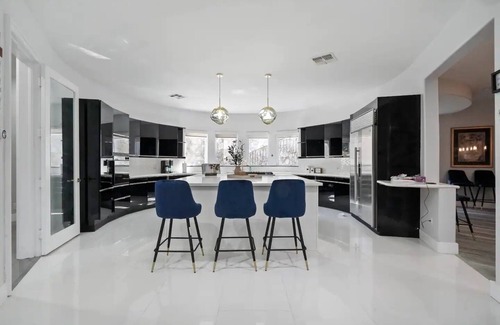 Beverly Glen Casa | Hollywood Superstar Mansion @ Universal Studio, LA