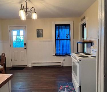 Holyoke Apartamento | Holyoke House Oasis - Calm Trips