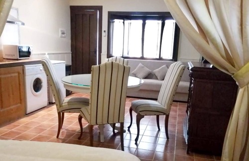 San Martin de Valdeiglesias Apartamento | Homerez - Bonito estudio para 4 pers. en San Martín de Valdeiglesias