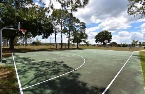 Indian Wells Casa | Casa a 5 minutos de Disney, ¡perfecto para familias y mascotas! Patio cercado, piscina! Wi-Fi gratis