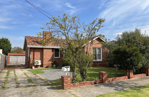 Preston Casa | Home away from home - 1930's Brick cottage in Inner North with large garden