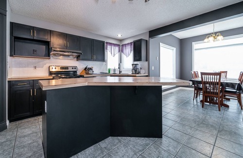 Northwest Edmonton Casa | Home Away From Home 5 Bed 3.5 Bath - Fast Wi-Fi