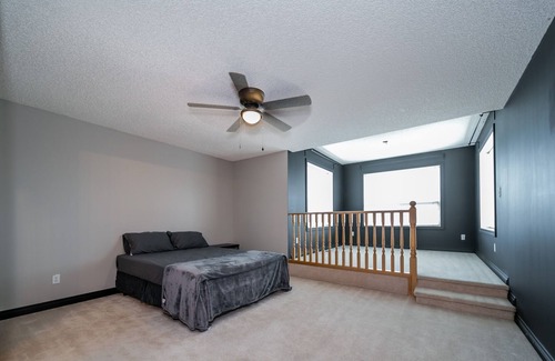 Northwest Edmonton Casa | Home Away From Home 5 Bed 3.5 Bath - Fast Wi-Fi