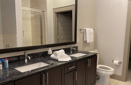 East Downtown Houston Apartamento | Home Away From Home- Clean and Quiet