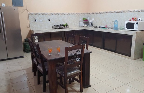 La Cruz Apartamento | ¡Hogar lejos del hogar! ¡Acogedor, limpio y seguro hotel a minutos de la hermosa playa!